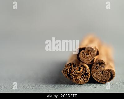ceylon Zimtstangen auf grauem Hintergrund Stockfoto