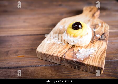 Hausgemachter Zeppole von Saint Joseph auf rustikalem Brett Stockfoto