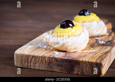 Hausgemachter Zeppole von Saint Joseph auf rustikalem Brett Stockfoto