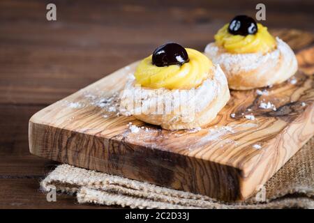 Hausgemachter Zeppole von Saint Joseph auf rustikalem Brett Stockfoto