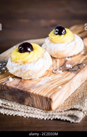 Hausgemachter Zeppole von Saint Joseph auf rustikalem Brett Stockfoto