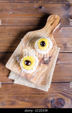 Hausgemachter Zeppole von Saint Joseph auf rustikalem Brett Stockfoto