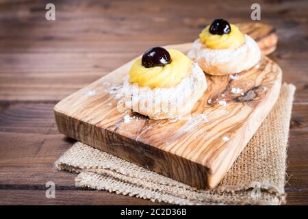 Hausgemachter Zeppole von Saint Joseph auf rustikalem Brett Stockfoto