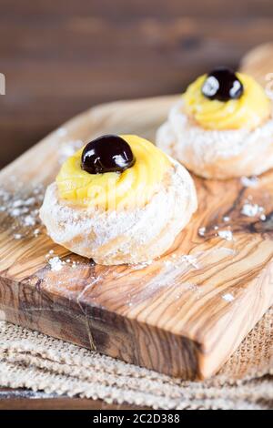 Hausgemachter Zeppole von Saint Joseph auf rustikalem Brett Stockfoto