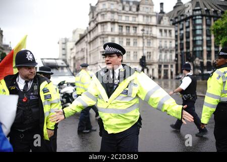 Die Polizei verhaftete einen Mann, nachdem er vor dem Auto von Premierminister Boris Johnson rannte, als er das Parlamentsgebäude, Westminster, verließ. Der Mann, der über die Operation der Türkei gegen kurdische Rebellen im Nordirak demonstriert hatte, wurde von Offizieren in den Palast von Westminster gebracht. Stockfoto