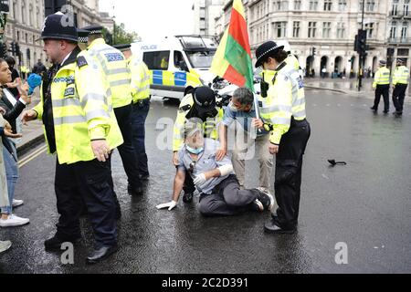 Die Polizei verhaftete einen Mann, nachdem er vor dem Auto von Premierminister Boris Johnson rannte, als er das Parlamentsgebäude, Westminster, verließ. Der Mann, der über die Operation der Türkei gegen kurdische Rebellen im Nordirak demonstriert hatte, wurde von Offizieren in den Palast von Westminster gebracht. Stockfoto