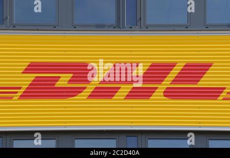 Ludwigsfelde, Deutschland. Juni 2020. Das Logo des DHL-Paketdienstes der Deutschen Post an der Fassade eines Paketzentrums. Quelle: Patrick Pleul/dpa-Zentralbild/ZB/dpa/Alamy Live News Stockfoto