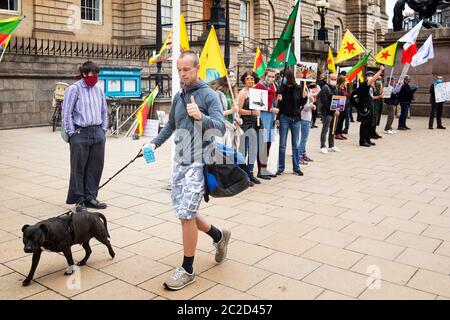 Mitglieder der Kurdischen Gemeinde Schottland bei einer Demonstration in Edinburgh gegen türkische Luftangriffe im Irak protestieren. Stockfoto