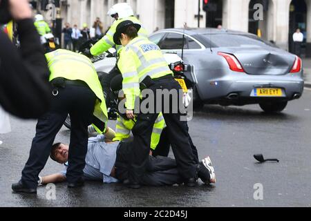 Die Polizei verhaftete einen Mann, nachdem er vor dem Auto von Premierminister Boris Johnson rannte, als er das Parlamentsgebäude, Westminster, verließ. Der Mann, der über die Operation der Türkei gegen kurdische Rebellen im Nordirak demonstriert hatte, wurde von Offizieren in den Palast von Westminster gebracht. Stockfoto