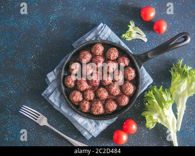 Hausgemachtes Rindfleisch Fleischbällchen in Gusseisen Skillet Stockfoto
