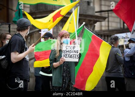 Mitglieder der Kurdischen Gemeinde Schottland bei einer Demonstration in Edinburgh gegen türkische Luftangriffe im Irak protestieren. Stockfoto