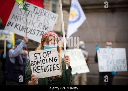 Mitglieder der Kurdischen Gemeinde Schottland bei einer Demonstration in Edinburgh gegen türkische Luftangriffe im Irak protestieren. Stockfoto