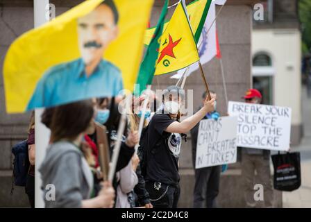 Mitglieder der Kurdischen Gemeinde Schottland bei einer Demonstration in Edinburgh gegen türkische Luftangriffe im Irak protestieren. Stockfoto