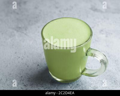 Matcha-grünen Tee-Latte in Glasschale Stockfoto