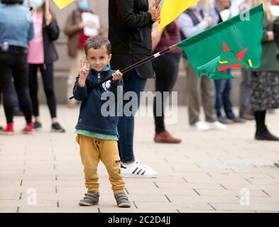 Robuo Serxwebun, 4 Jahre alt, mit seiner Familie und Mitgliedern der Kurdischen Gemeinschaft Schottland während einer Demonstration in Edinburgh gegen türkische Luftangriffe im Irak. Stockfoto