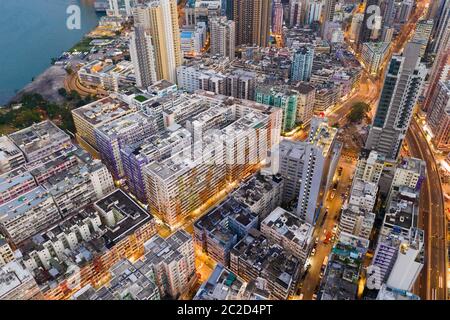 Nach Kwa Wan, Hongkong, 10. Mai 2019: Blick von oben auf die Stadt Hongkong bei Nacht Stockfoto