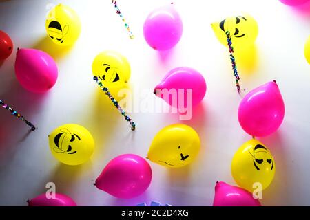 Luftballons Dekoration an der Wand, Emoji Gesichter auf Luftballons Stockfoto