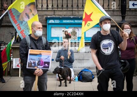 Mitglieder der Kurdischen Gemeinde Schottland bei einer Demonstration in Edinburgh gegen türkische Luftangriffe im Irak protestieren. Stockfoto