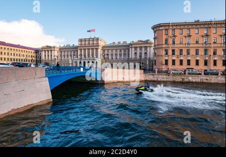 Jet-Skifahrer im Kanal an der Blauen Brücke, Moyka Fluss mit Mariinsky Palace, St. Petersburg, Russland Stockfoto