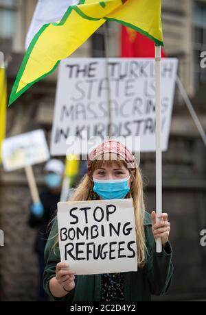 Mitglieder der Kurdischen Gemeinde Schottland bei einer Demonstration in Edinburgh gegen türkische Luftangriffe im Irak protestieren. Stockfoto