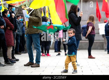 Robuo Serxwebun, 4 Jahre alt, mit seiner Familie und Mitgliedern der Kurdischen Gemeinschaft Schottland während einer Demonstration in Edinburgh gegen türkische Luftangriffe im Irak. Stockfoto