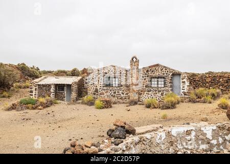 Überreste der Sanatoriumsgebäude, die im Nationalpark Las Canadas del Teide, Teneriffa, Kanarische Inseln, Spanien existierten Stockfoto