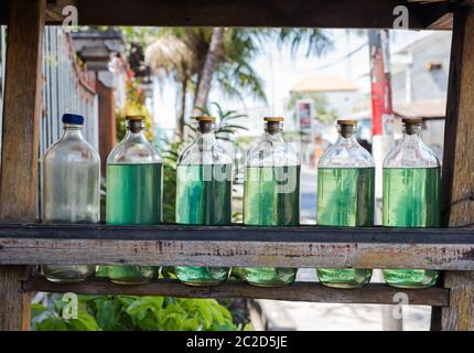 GASOLINA in Flaschen zum Verkauf auf bali Indonesien, Benzin an der lokalen Station Nahaufnahme Stockfoto