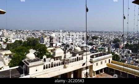 Udaipur, Rajasthan, Indien Mai 2019 - Die schönen Panoramablick auf die Landschaft Luftaufnahme von Udaipur Skyline der Stadt. Viele Gebäude können in der Ferne gesehen werden. Stockfoto