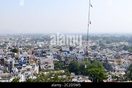 Udaipur, Rajasthan, Indien Mai 2019 - Die schönen Panoramablick auf die Landschaft Luftaufnahme von Udaipur Skyline der Stadt. Viele Gebäude können in der Ferne gesehen werden. Stockfoto