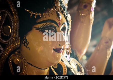 Close up Seitenansicht Gesicht der Göttin Durga Maa Idol. Ein Symbol der Kraft und Stärke wie im Hinduismus. Portrait wurde während der Durga Puja feiern f genommen Stockfoto