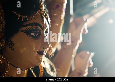 Close up Seitenansicht Gesicht der Göttin Durga Maa Idol. Ein Symbol der Kraft und Stärke wie im Hinduismus. Portrait wurde während der Durga Puja feiern f genommen Stockfoto