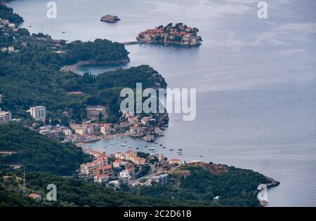 Budva riviera Küste. Montenegro, Balkan, Adria. Blick von der Spitze des Bergstraßenweges. Stockfoto