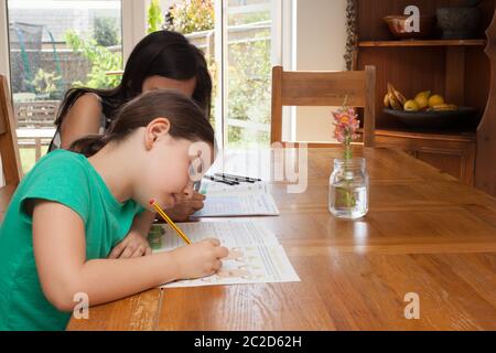 Zwei Mädchen zu Hause Schulbildung aus der Küche Tisch Stockfoto