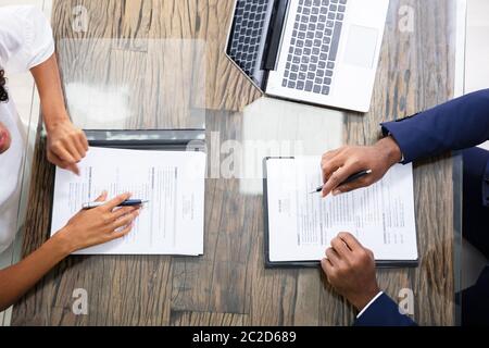 Junge Geschäftsleute sitzen im Interview im Büro Stockfoto