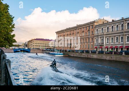 Jet-Skifahrer in Kanal in der Nähe der Blauen Brücke, Moyka River Embankment, St. Petersburg, Russland Stockfoto