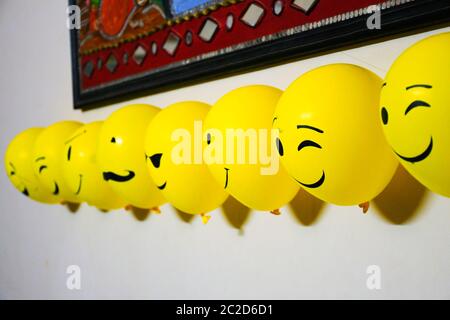 Luftballons Dekoration an der Wand, Emoji Gesichter auf Luftballons Stockfoto