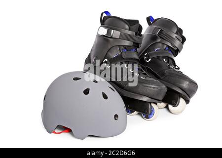 In der Nähe von Schwarzen aggressive Inline Skates und einen Helm, auf weißem Hintergrund. Stockfoto