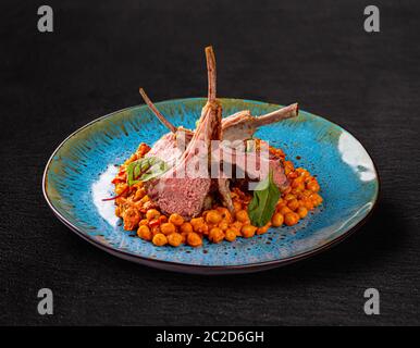 Sous-vide Lamm Rippe mit grünen gewürzte Kichererbsen Stockfoto