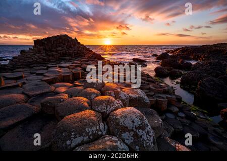 Sonnenuntergang über basaltsäulen Giant's Causeway als UNESCO-Weltkulturerbe, County Antrim, Nordirland bekannt Stockfoto