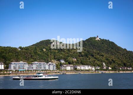 Drachenfels Berg mit Burg und Ruine Drachenburg oberhalb Königswinter, Autofähre auf Rhein, Nordrhein-Westfalen, Deutschland. Drachenfels mit Stockfoto