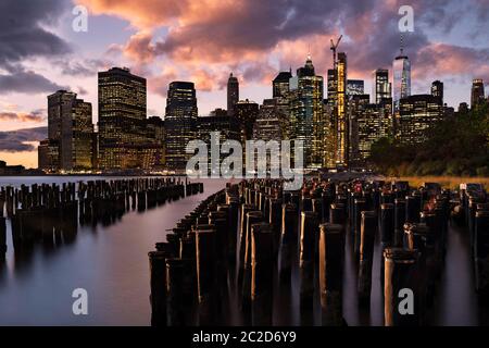 Brooklyn NY / USA - Okt 29 2018: Skyline von Lower Manhattan bei Sonnenuntergang vom Brooklyn Bridge Park aus Stockfoto