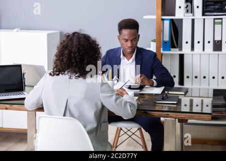 Zwei Kollegen Berechnung der Steuer im Büro Stockfoto