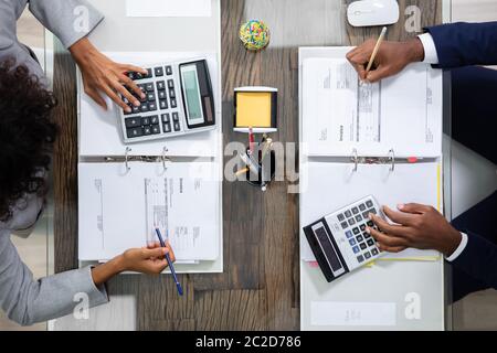 Zwei Kollegen Berechnung der Steuer im Büro Stockfoto