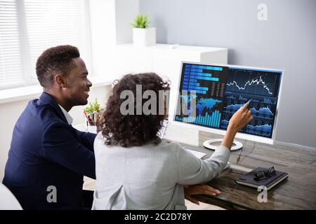 Börse Broker Analyse Diagramme auf dem Computer im Büro Stockfoto