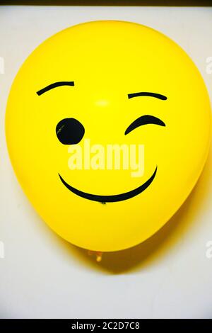 Luftballons Dekoration an der Wand, Emoji Gesichter auf Luftballons Stockfoto