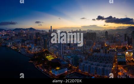 Hung Hom, Hongkong 15. Mai 2019: Blick von oben auf das Wohnviertel von Hongkong bei Nacht Stockfoto