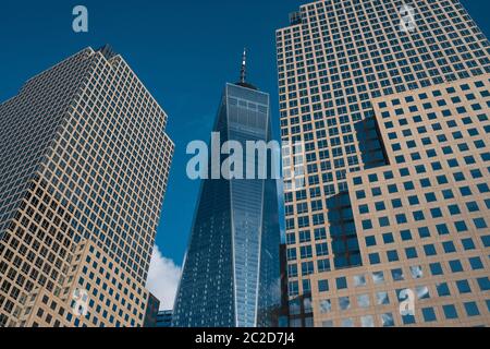 Ein World Trade Center Turm in Lower Manhattan vor klarem blauen Himmel in New York City Stockfoto