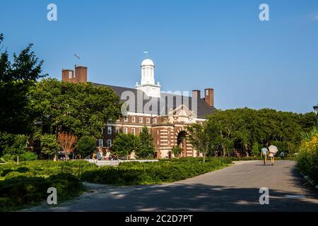 New York City / USA - JUL 14 2018: Fort Jay und Landschaftsumgebung von Governors Island Stockfoto