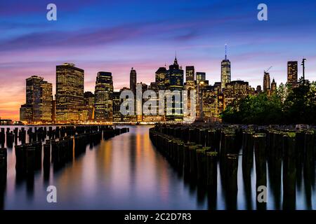 New York City / USA - MAI 28 2015: Blick auf die Skyline von Lower Manhattan vom Brooklyn Bridge Park am Ufer bei Sonnenuntergang Stockfoto