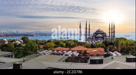 Sultan Ahmet Moschee und die Dächer von Istanbul, Türkei Stockfoto